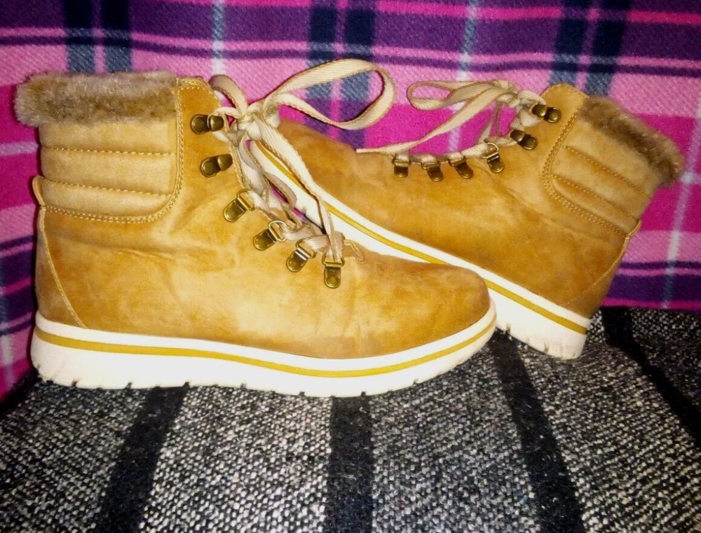 White Mountain Cliffs Winter Boots Womens Size 9M Tan Faux Fur Leather Hallett