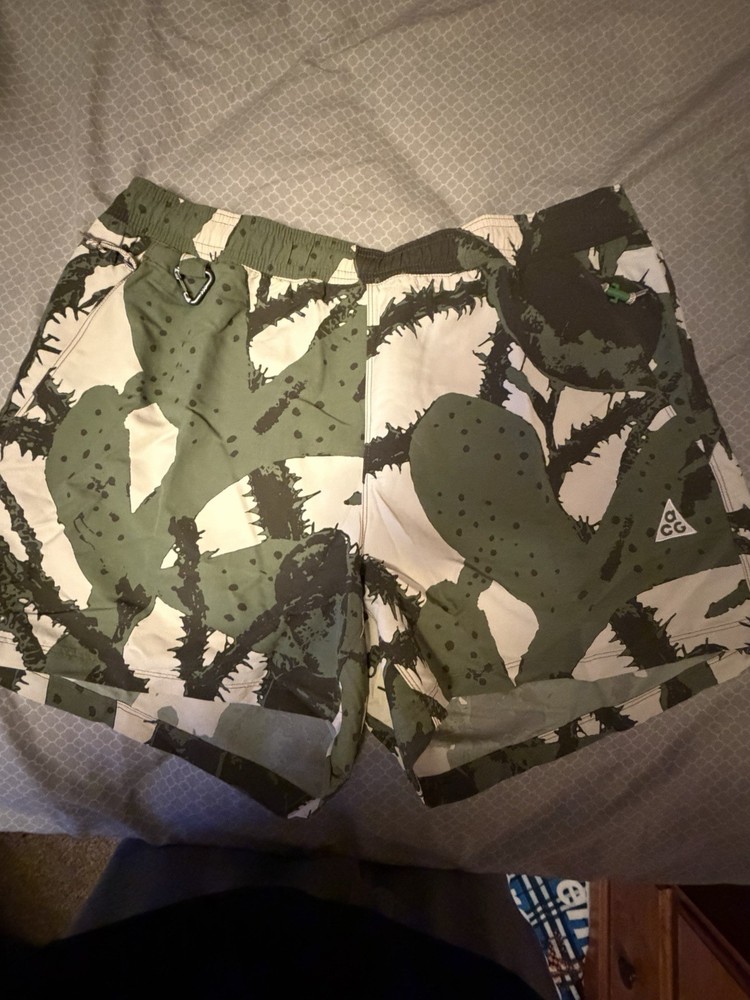 New Nike ACG Hiking & Outdoor Men’s Shorts Camo Cactus Size Small NWT Retail $85