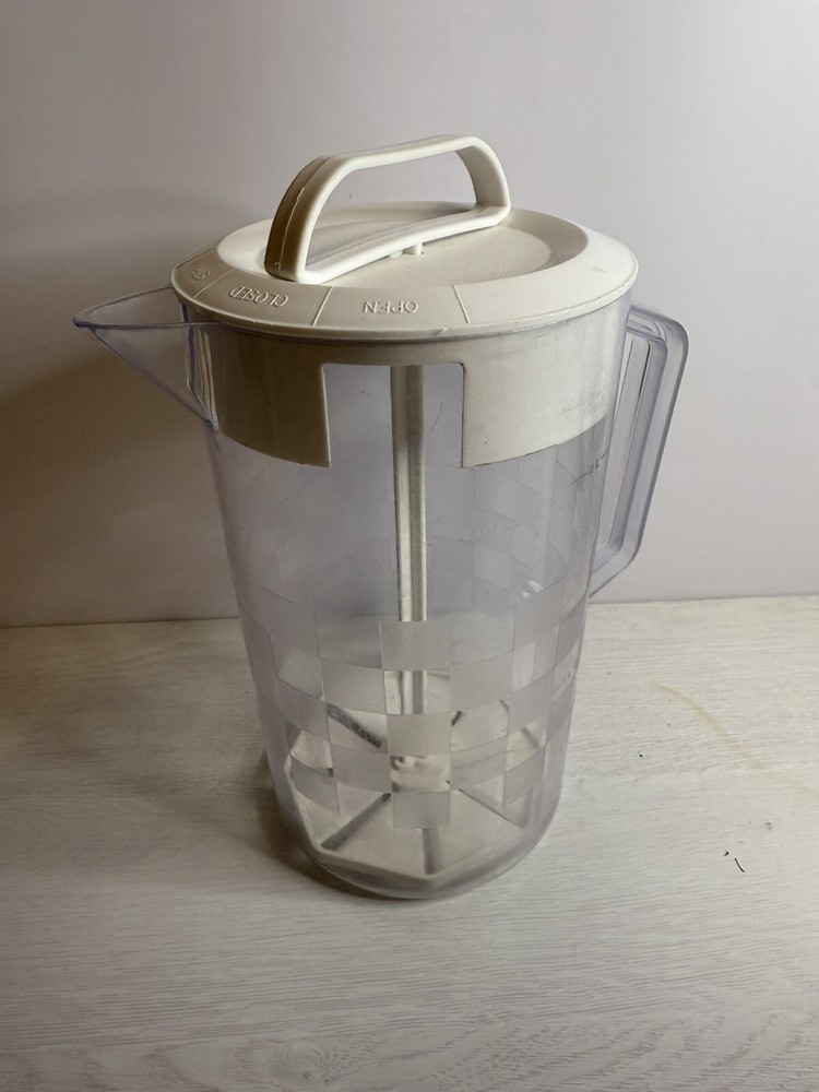 Pampered Chef Quick Stir 2 QT Mixing Pitcher Checkered Pattern #2270 Made In USA