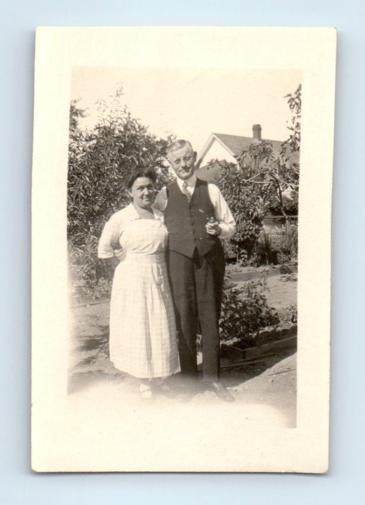 Old Vintage Photo AFFECTIONATE MAN WOMAN COUPLE SMOKING TOBACCO PIPE PIC