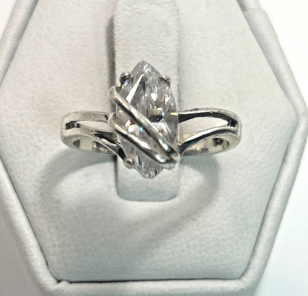 STUNNING .925 Vintage Sterling Silver Estate Ring Size 5.75 WhiteColorless stone