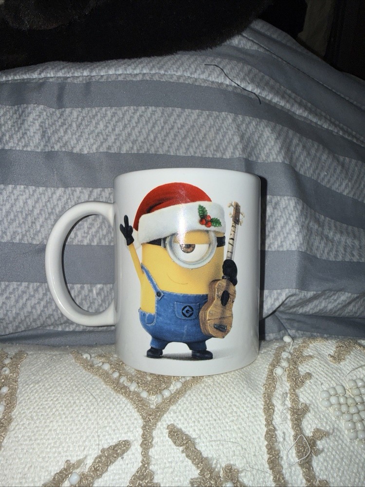 Universal Studios Despicable Me Minions Christmas Coffee Mug guitar Rare