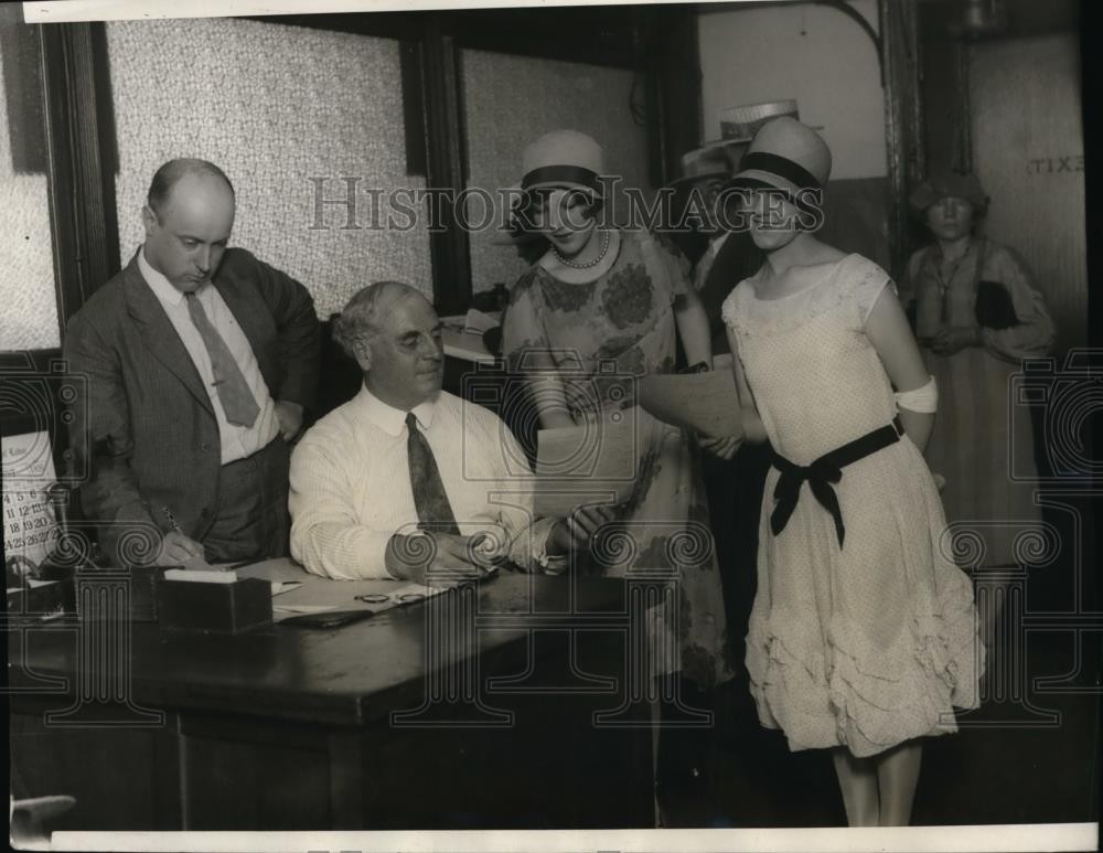 1926 Press Photo New York Ziegfeld Revue girls apply for US citizenship NYC