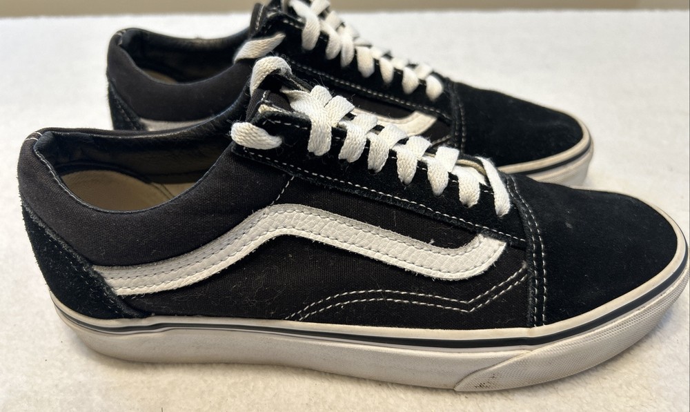 Vans Women’s Shoes Size 8 Black Suede Lace Up Low Top Classic Skate Sneakers Gum