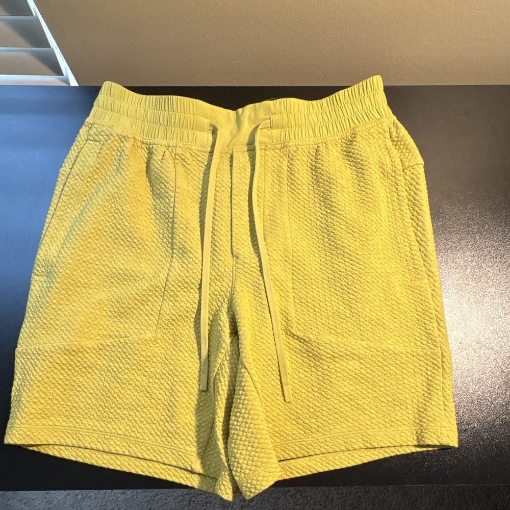 Lululemon Men’s Yellow Knit Athletic Shorts Size M Drawstring Elastic Waist