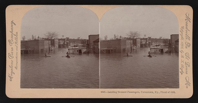 Photo:Landing steamer passengers, Uniontown, Ky., flood of 1898