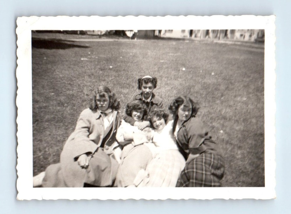 Old Vintage Photo AFFECTIONATE LOVELY WOMEN SITTING IN PARK ANTIQUE SNAPSHOT