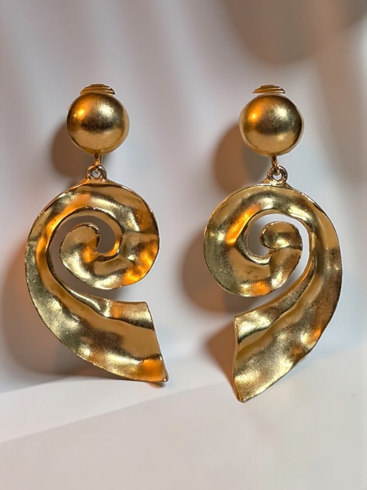 VINTAGE GOLD-TONE SWIRL DANGLE CLIP-ON EARRINGS 1980s