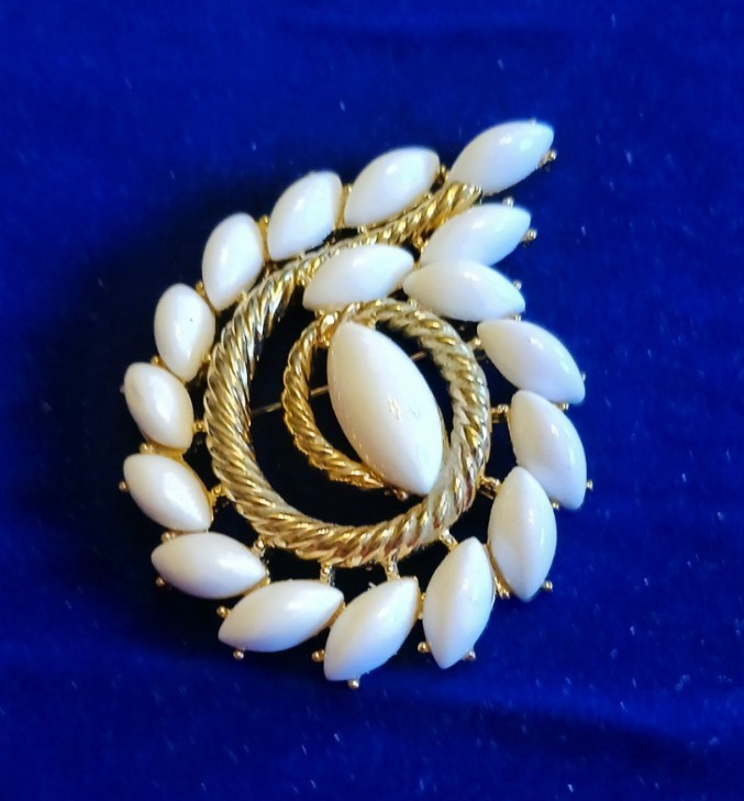 Vintage signed Trifari White Milk Glass & Gold tone Brooch/Pin 2