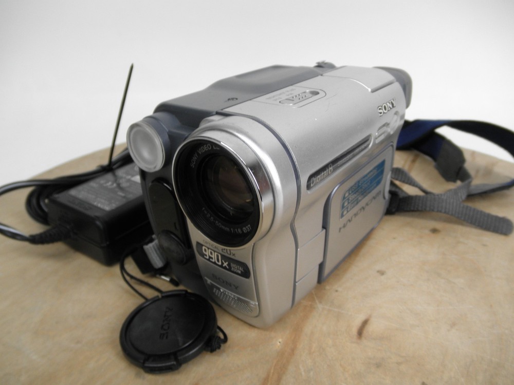 Sony Handycam DCR-TRV260 Digital 8 8mm Hi8 Camcorder  Video Camera w/ Charger