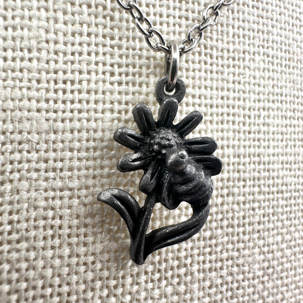 Vintage Y2K Daisy Floral Bee Pendant Necklace Silver Tone Chain Boho Jewelry