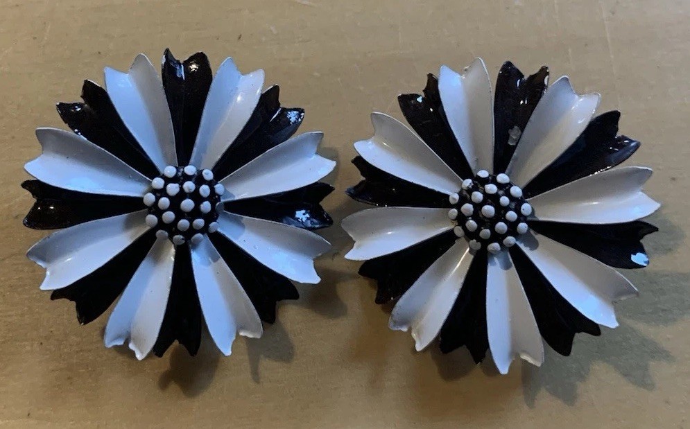 Vintage Trifari Brown And White Daisy Painted Enamel Clip On Earrings