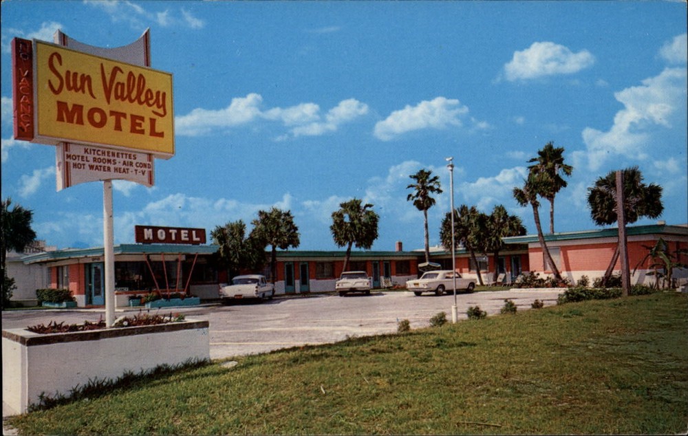 Daytona Beach Florida Sun Valley Motel 1950s cars Corvair? Sign unused postcard