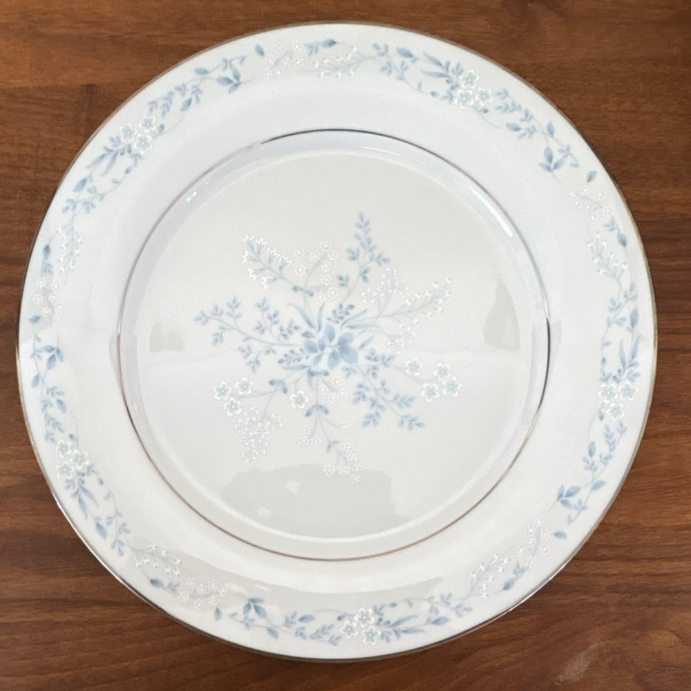 Noritake Fine China Carolyn 2693 Dinner Plate Blue White Floral Contemporary