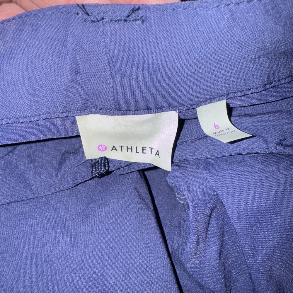 Athleta women's 6 Blue casual hiking shorts zippered pockets EUC