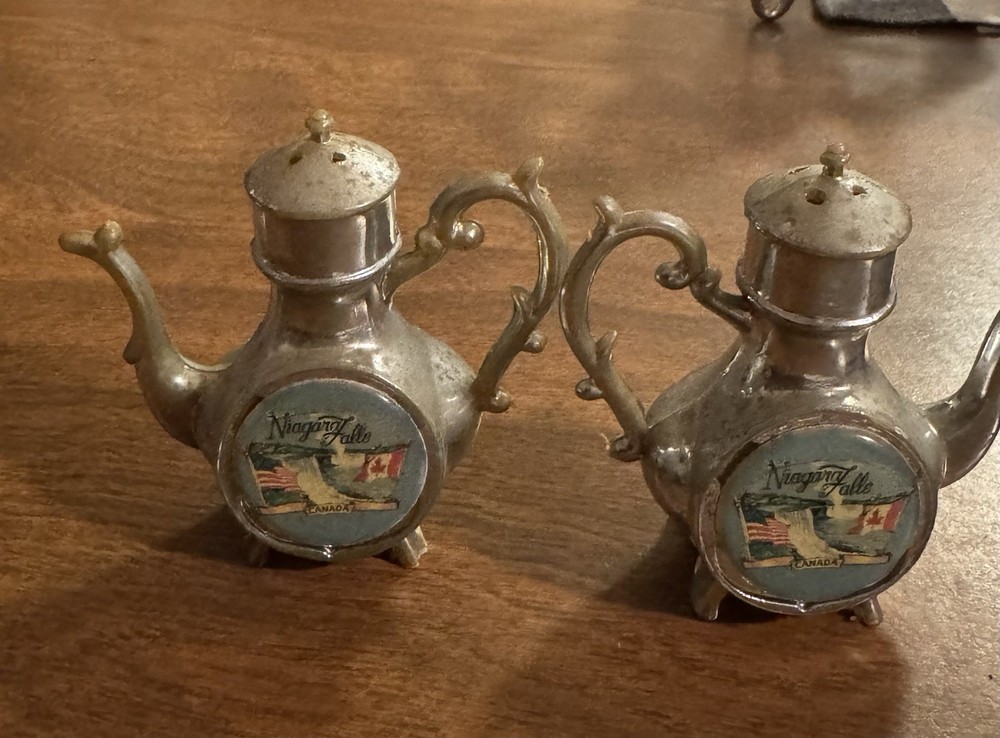 Niagara Falls Novelty Metal Salt and Pepper Shakers Travel Souvenir Set