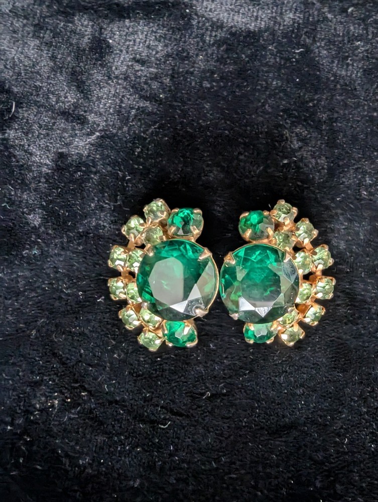 Vintage Emerald Green Prong Set Rhinestone Earrings Clip Gold Toned Juliana?