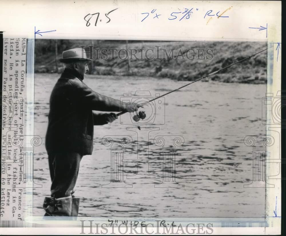 1969 Press Photo Generalissimo Francisco Franco fishing in Gallicia, Spain