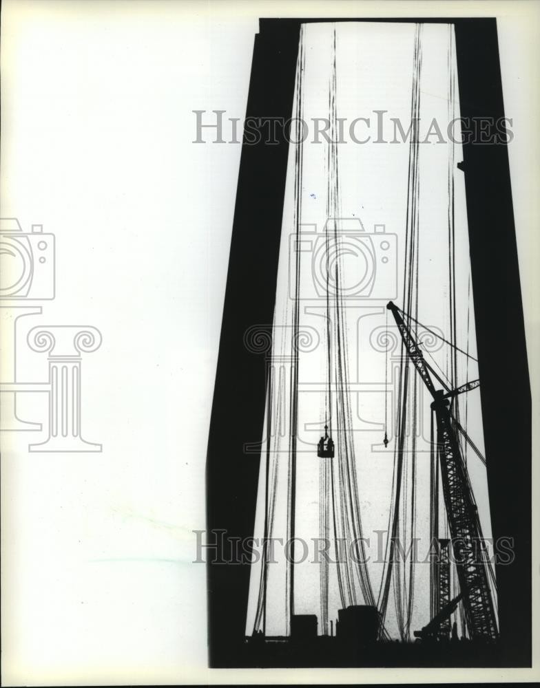 1982 Press Photo Construction of a Bridge High Above the Mississippi River