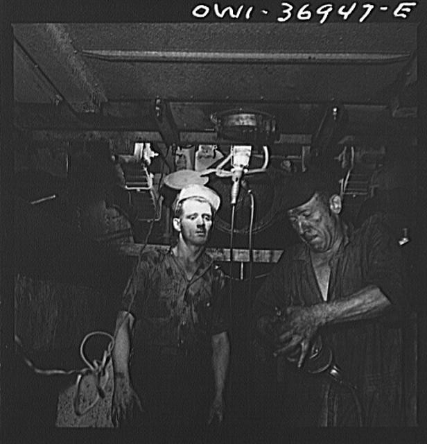 Photo:Pittsburgh Pennsylvania 1900s Greyhound Garage Mechanic Workers