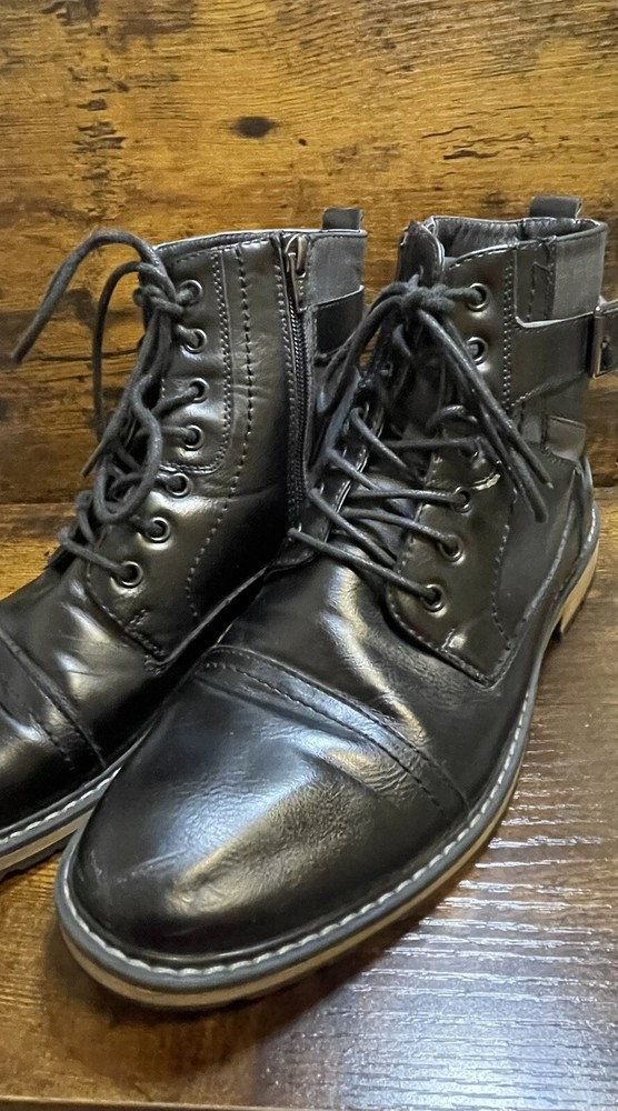 BOOTS STEVE MADDEN/SHOES. Black Side Zip Boot Size 9.5. Layered Sole. See Photos