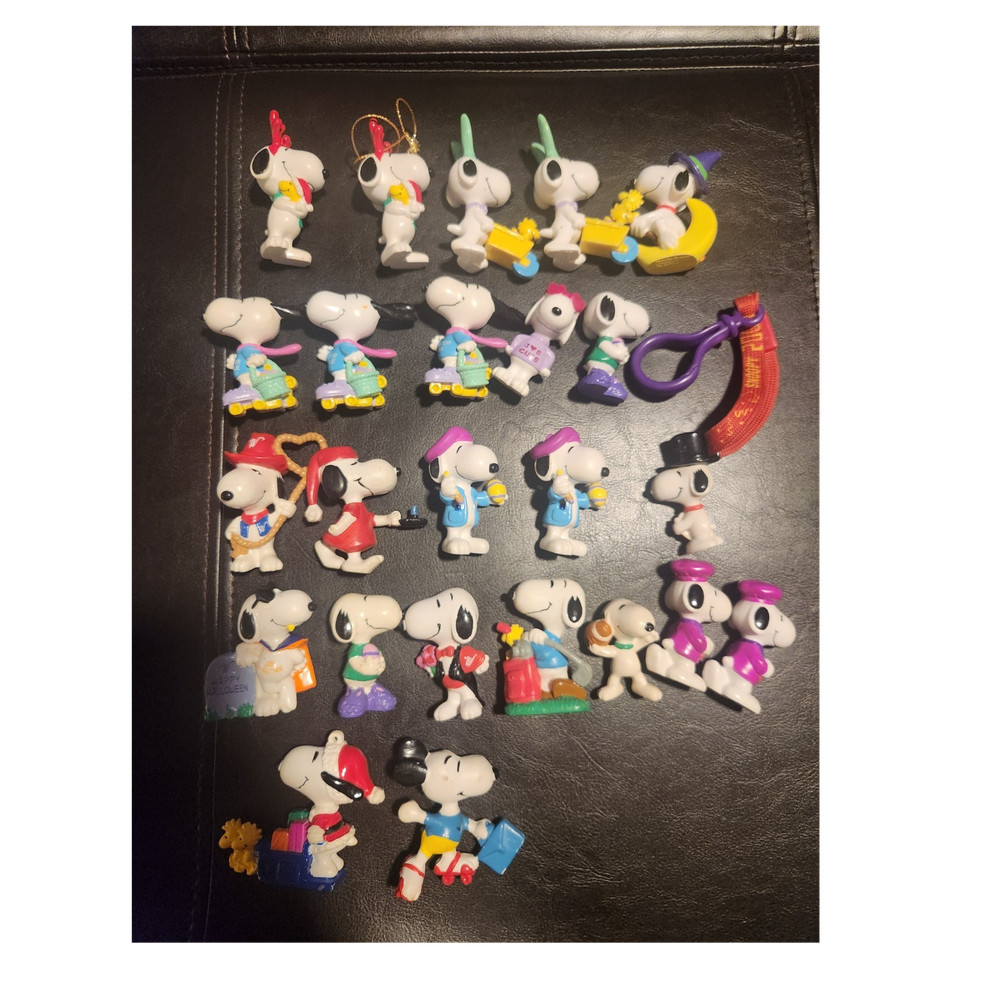 Lot of 24 vintage snoopy pvc figures