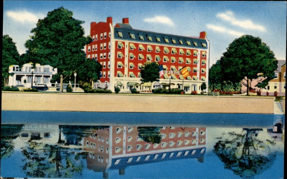 Roger Smith Motor Hotel Stamford Connecticut reflection ~ 1950-60s postcard
