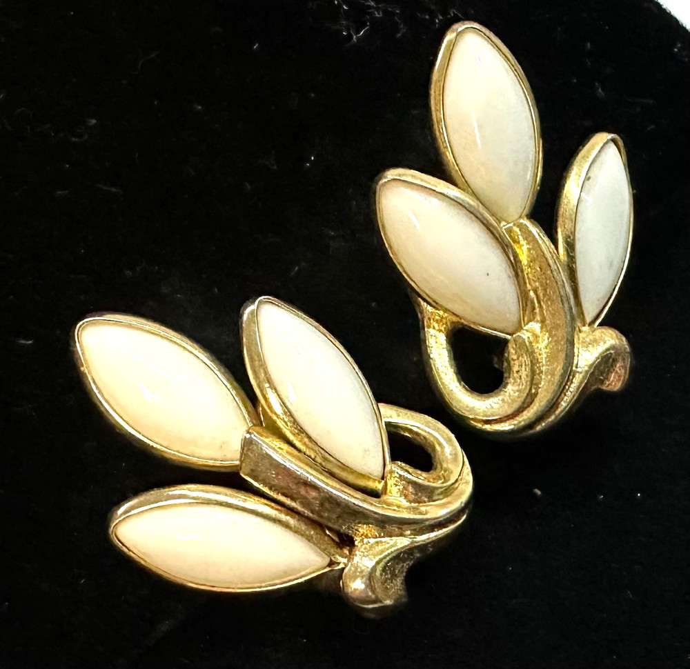 Signed CROWN TRIFARI Vtg White Flower Gold Tone Clip-on Earrings Jewelry Lot I