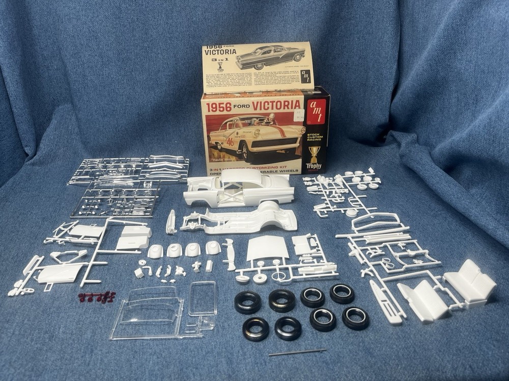 AMT 1956 Ford Victoria “Haulin’ Henry” 3 In 1 Customizing 1/25 Scale Model Kit