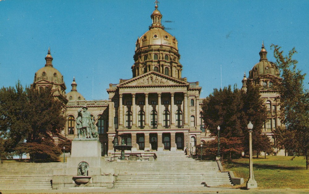 Des Moines Iowa State Capitol Building Chrome Vintage Post Card Golden Dome