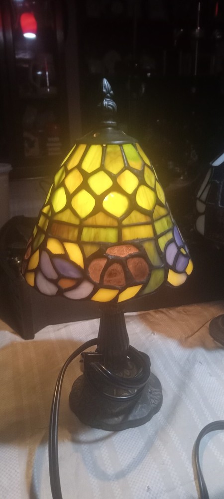 Tiffany style stained glass table lamp