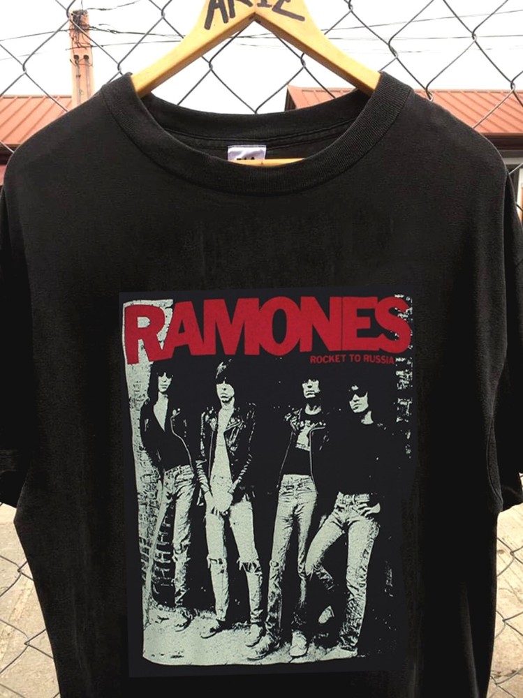 RAMONES ROCKET TO RUSSIA UNISEX BLACK T-SHIRT TE1366