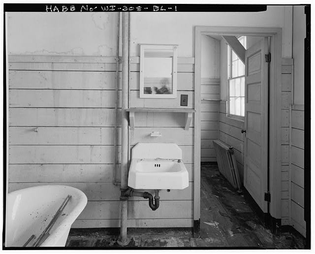 INTERIOR VIEW SHARED BATH ADJOINING PATIENT ROOMS - Fort McCoy, Building No.