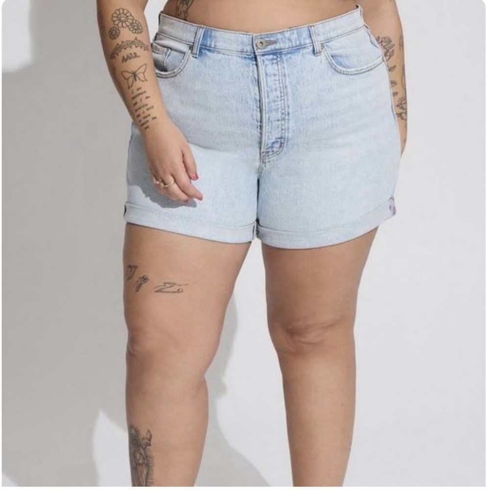 Torrid Light Wash Mid Rise Mom Shorts Size 12