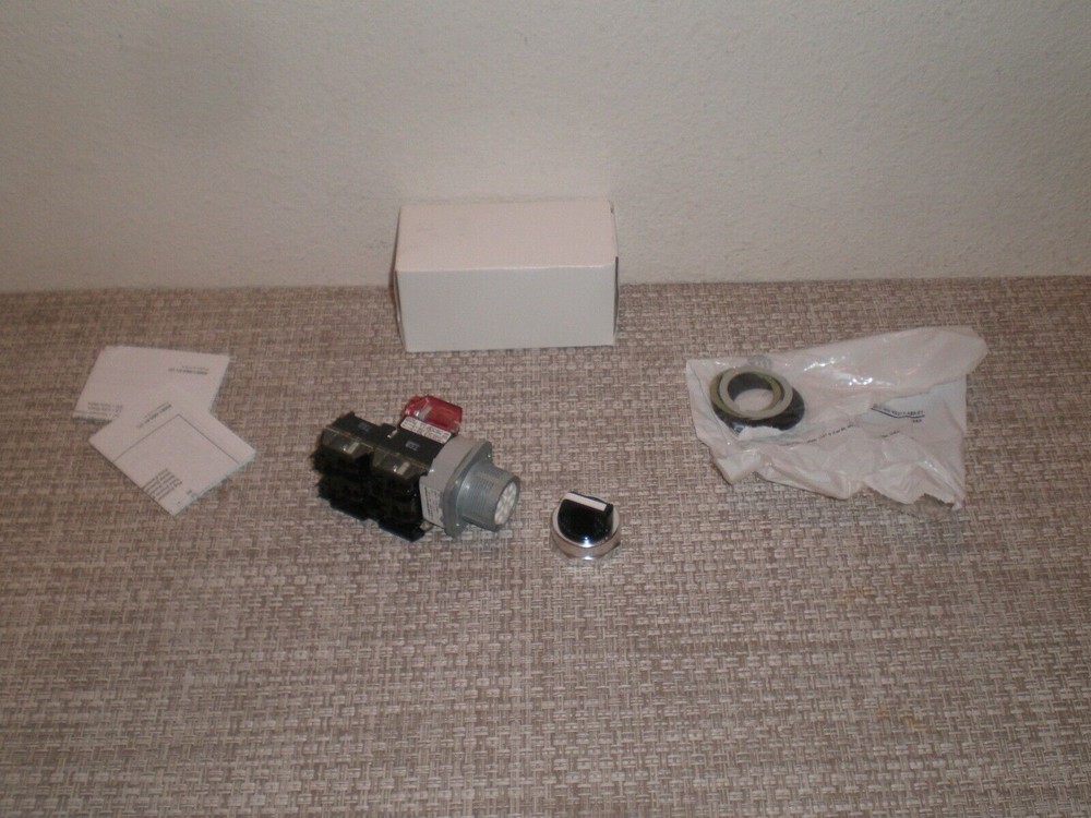 New Allen Bradley 800TC-J2KC1ANAX 30mm Selector Switch 3-Position Maintained
