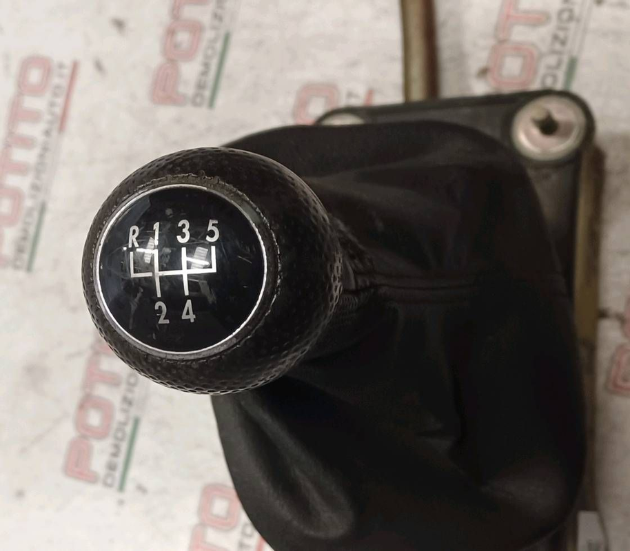 1J0711061A Supporto leva cambio  AUDI A3 (8L) 1.6 (75Kw) Ber. 3p/b/1595cc