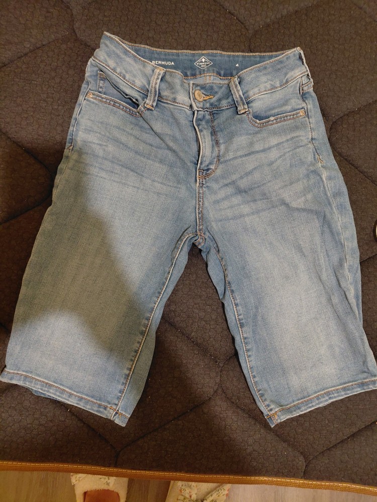 St. John's Bay Bermuda Denim Shorts Blue Size 4 Mid Rise Pockets Button Zip