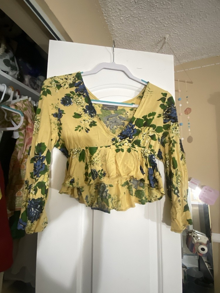 Urban Outfitters Yellow Blue Green Floral Cropped Blouse M Women Ruffle V-Neck