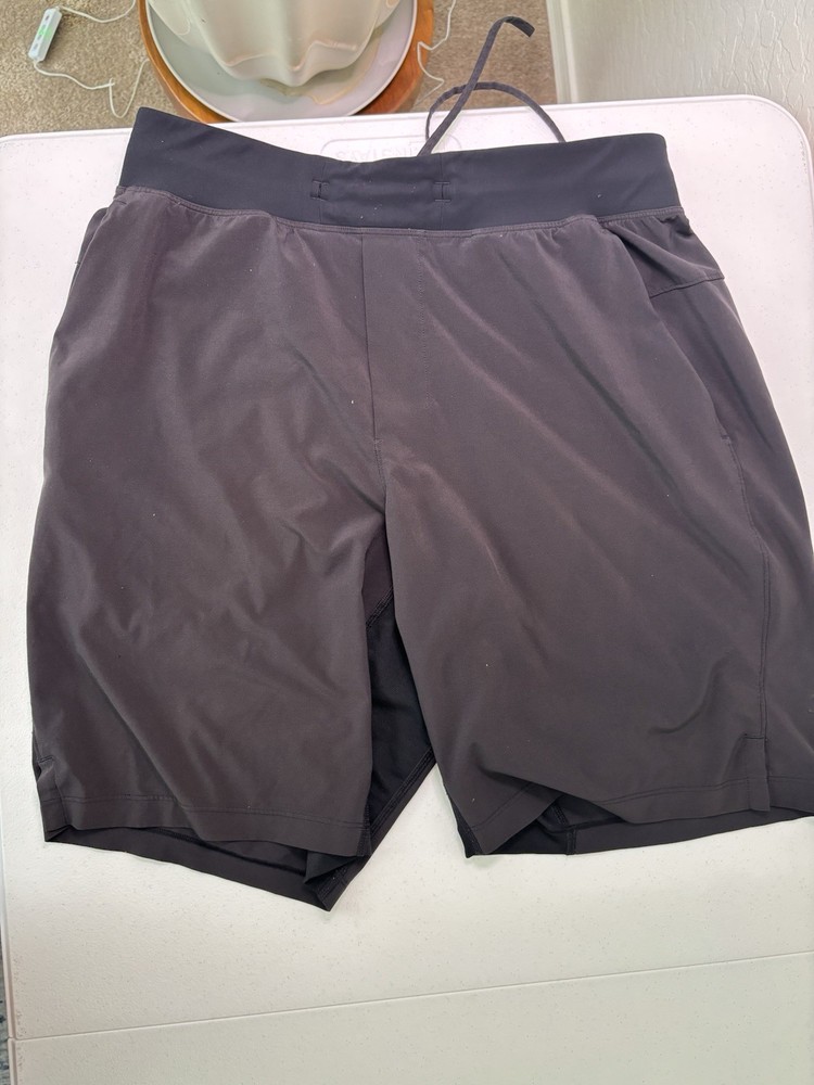 Lululemon Men's Athletic Shorts Black Size M Zip Pocket Lined