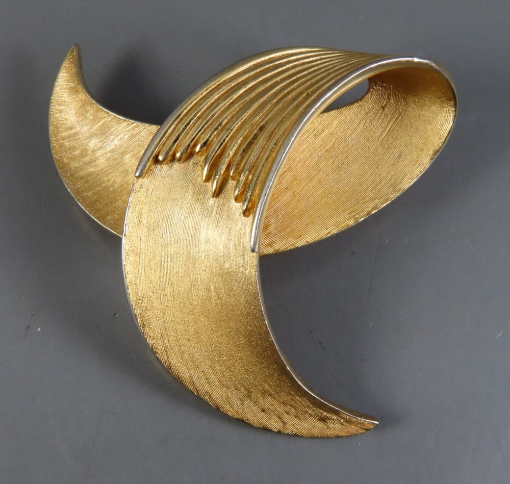 Vintage CROWN TRIFARI Brushed Gold Tone Brooch Pin SWIRL LOOP CURL RIBBON CURLY