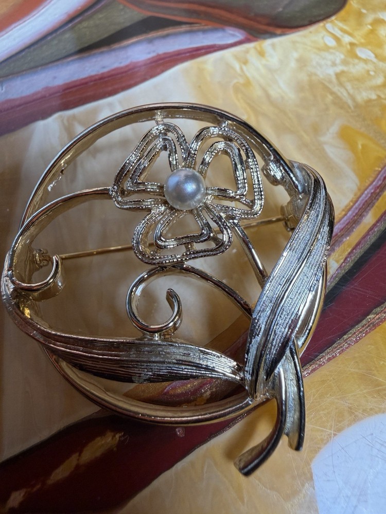 SARAH COVENTRY Vintage Brooch Pin Gold Tone Flower Faux Pearls