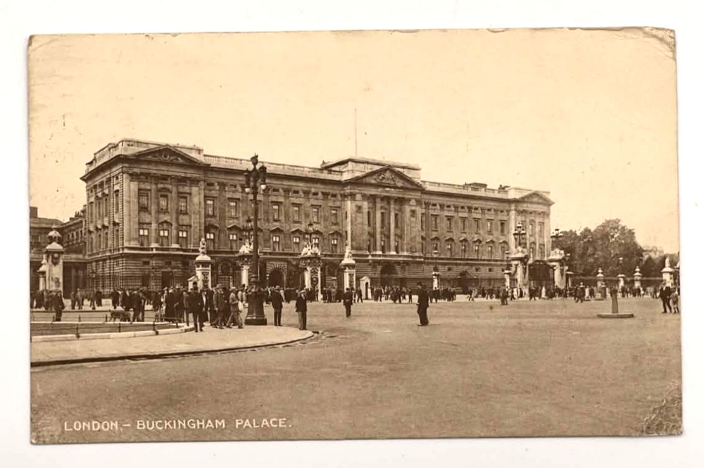 London England, Buckingham Palace, St. James Park, Visitors, Vintage Postcard
