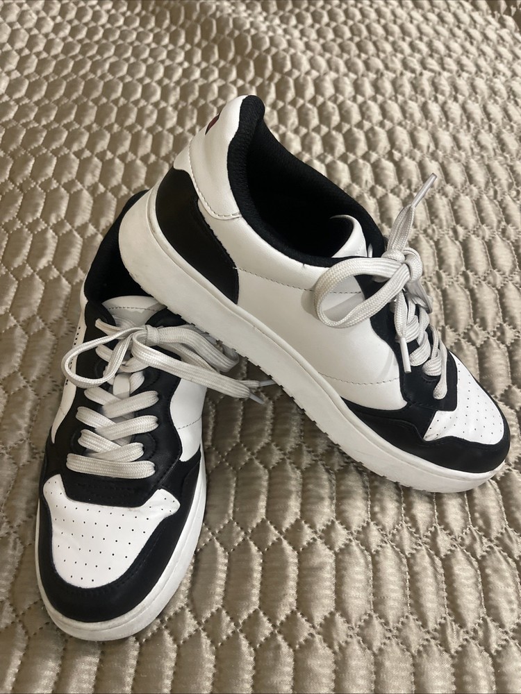 Tommy Hilfiger Women's Size 8.5  Lace Up Sneakers.  Blk/wht.  Great Cond