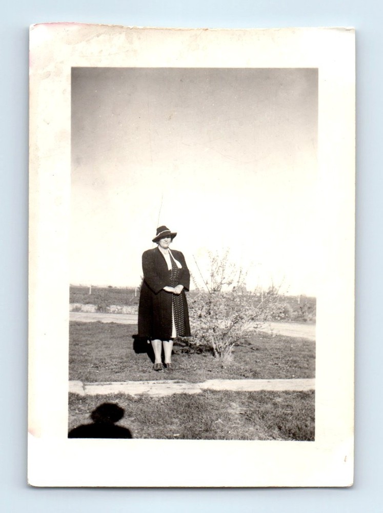 Old Vintage Photo SOLO LEGGY WOMAN WITH HAT OUTSIDE SHADOW ORIGINAL SNAPSHOT