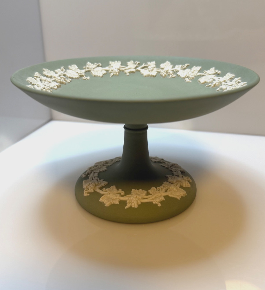 EUC Wedgwood Sage Green Jasperware Grapevine Compote Pedestal Dish 3.5