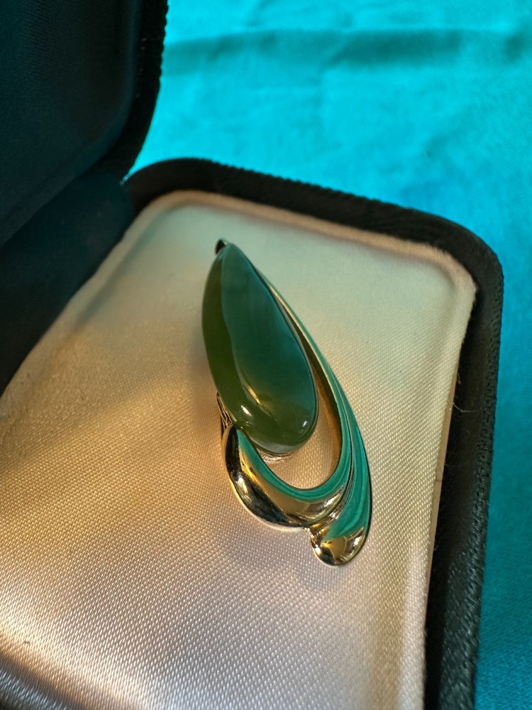 ARIKI teardrop nephrite jade gold tone brooch pin goldtone never worn MIB