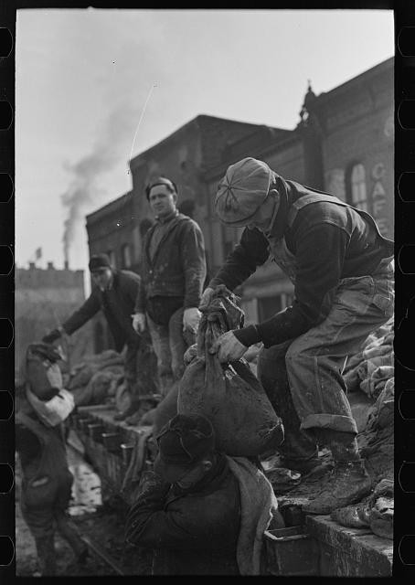 Photo:Birds Point Missouri 1937 levee flood workers sandbags