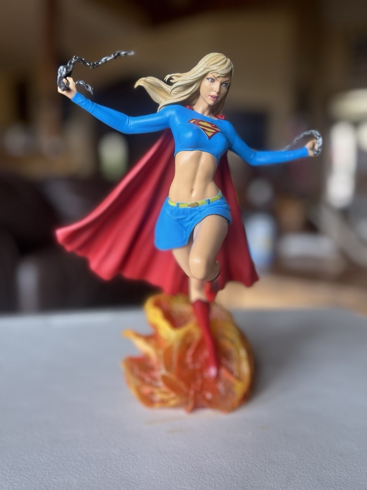 Diamond Select Toys DC Comics Gallery Supergirl Figure Plastic Boxed Collectible