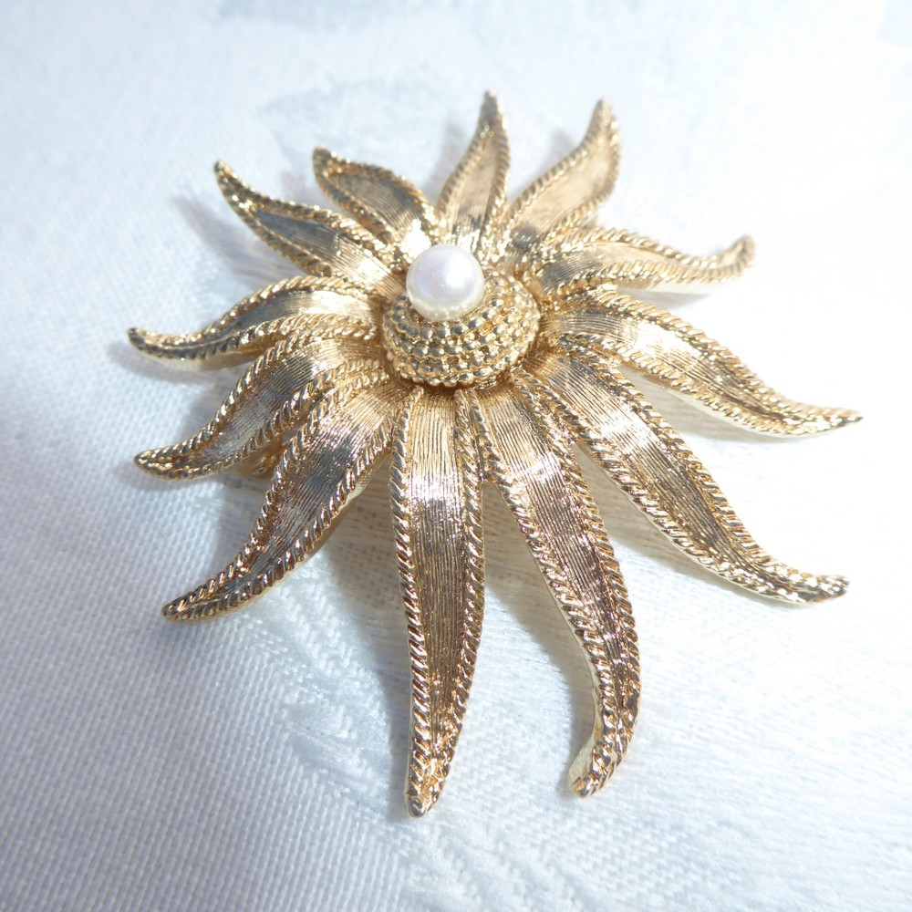 MAGNIFICENT JEWELRY COMPANY MJC Reproduction of Marcel Boucher BROOCH FLOWER