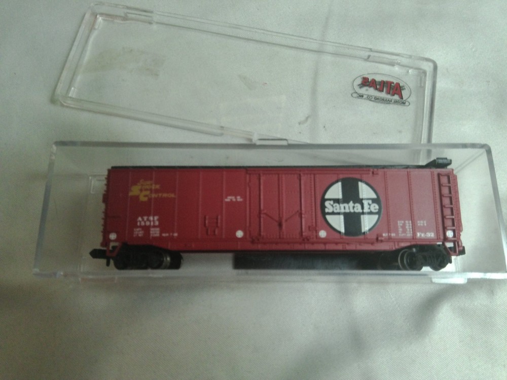 Bachmann N Scale 50' Plug Door Boxcar Santa Fe SF #15913 Boxed